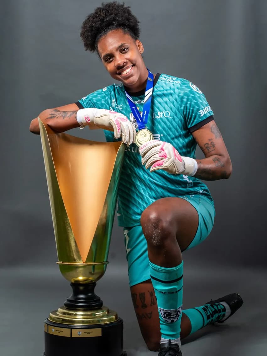 Mary Camilo com a taça e medalha do Campeonato Equatoriano Feminino