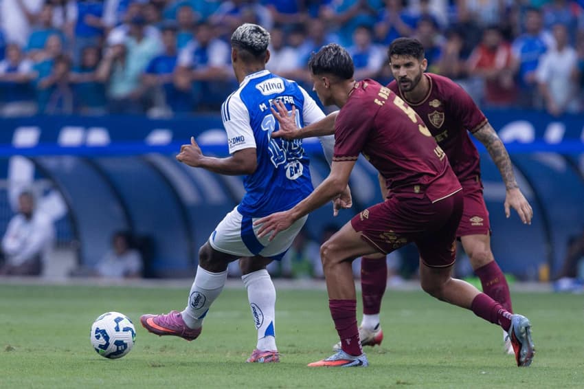 Matheus Pereira, jogador mais caçado do Brasileirão, recebe contato em Cruzeiro x Fluminense (Foto: Cristian Ribeiro / Pera Photo Press / Gazeta Press)