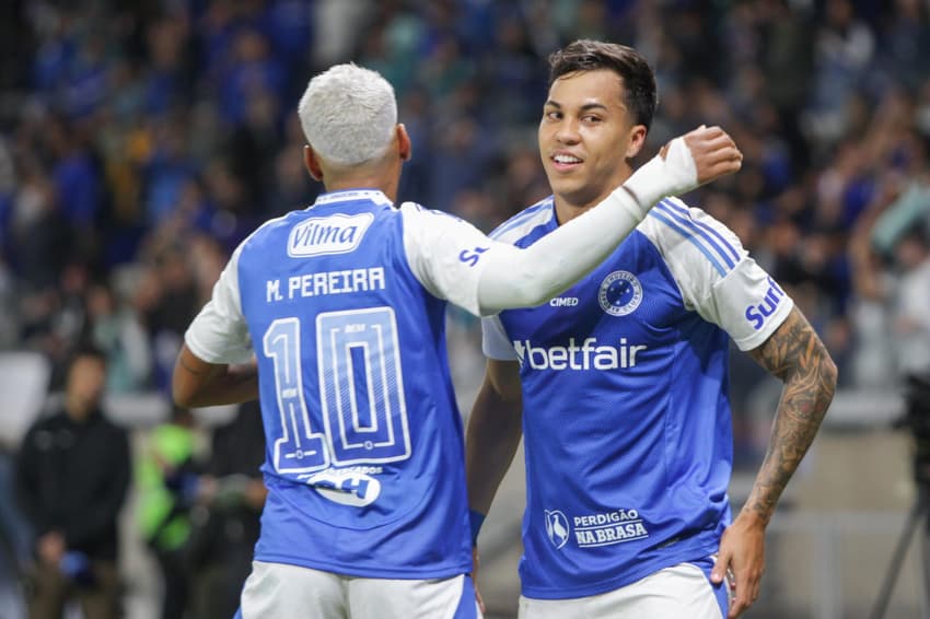 Matheus Pereira e Kaio Jorge, destaques do Cruzeiro, se abraçam em comemoração de gol (Foto: Denis Dias / Gazeta Press)
