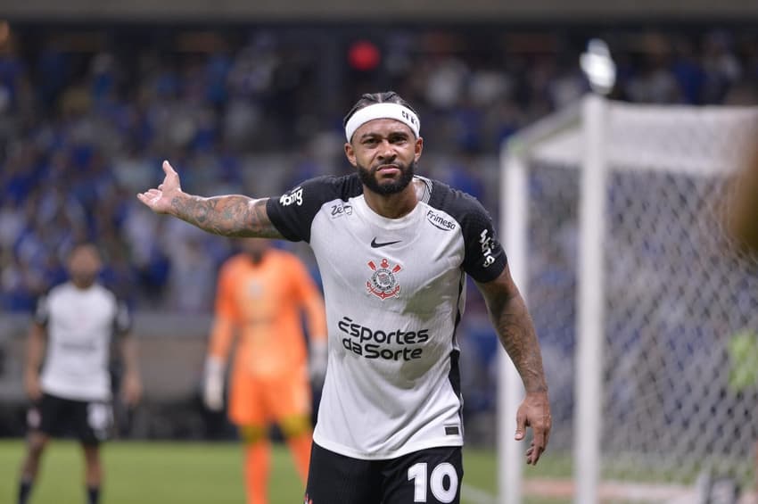 Memphis Dapay em Cruzeiro x Corinthians pela semifinal da Copa do Brasil