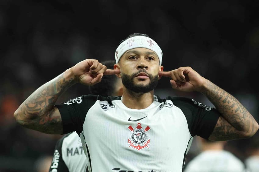 Memphis Depay, do Corinthians, celebra golaço em clássico com sua tradicional comemoração (Foto: Jefferson Aguiar / Pera Photo Press / Gazeta Press)