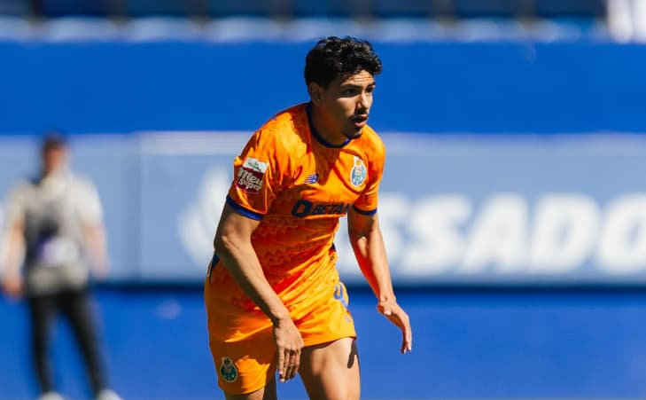 Moreira, lateral do São Paulo, acertou renovação de empréstimo com o Porto