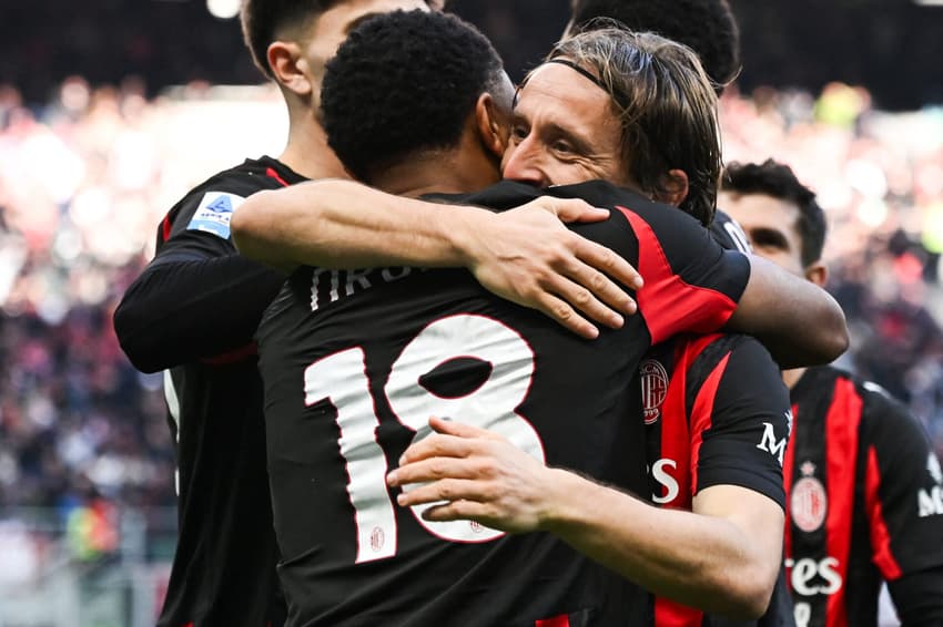Nkunku e Modric se abraçam na vitória do Milan sobre o Verona