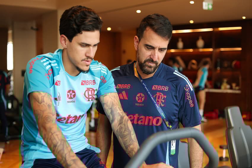 No Catar, Pedro conversa com funcionário do Flamengo enquanto se recupera de lesão (Foto: Gilvan de Souza / Flamengo)