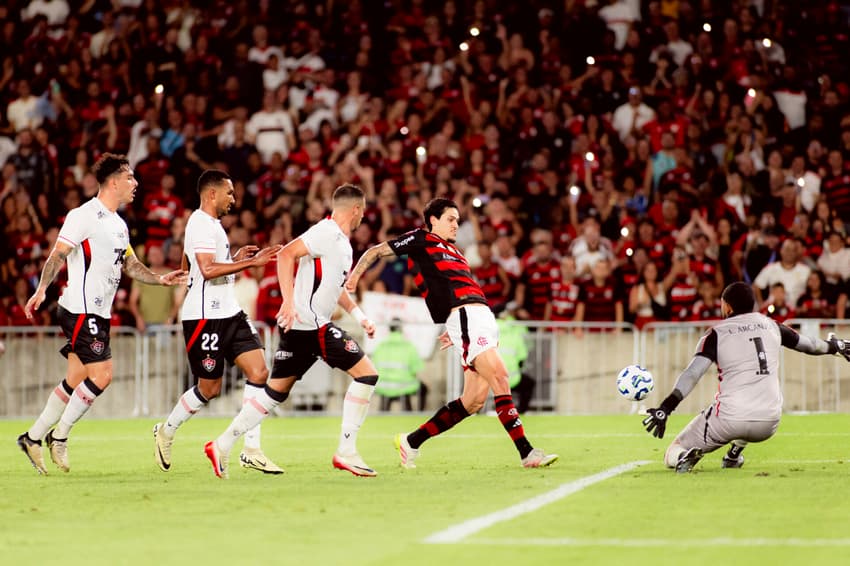 Pedro finaliza de cavadinha após dar elástico em defensores do Vitória (Foto: Adriano Fontes / Flamengo)