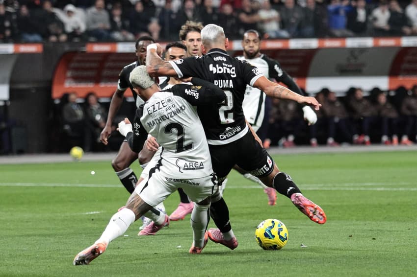 Puma Rodríguez, do Vasco, é marcado por Matheuzinho, do Corinthians, no jogo de ida da final da Copa do Brasil (Foto: Peter Leone / O Fotográfico / Gazeta Press)