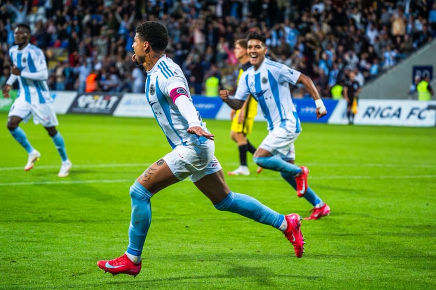 Ramires em ação pelo Riga, da Letônia (Foto: Divulgação/Riga)