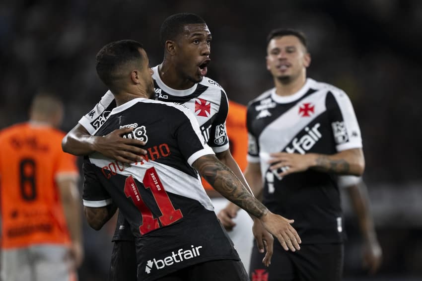 Rayan e Coutinho, promessa e veterano do Vasco, se abraçam em jogo da Copa do Brasil (Foto: Jorge Rodrigues / Agif / Gazeta Press)