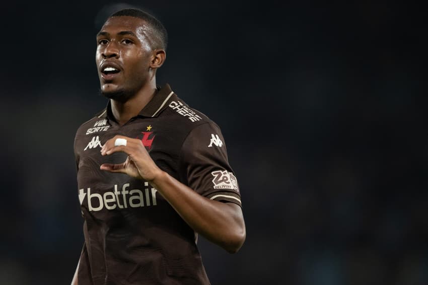 Rayan jogador do Vasco comemora seu gol durante partida contra o Fluminense