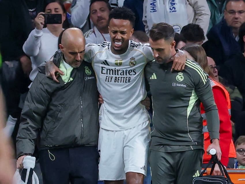 Éder Militão saiu lesionado no duelo entre Real Madrid e Celta de Vigo, em La Liga (Foto: Thomas COEX / AFP)