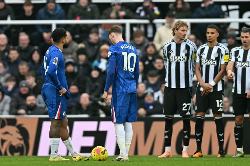 Reece James e Cole Palmer preparando para bater a falta em Chelsea x Newcastle (Foto: Andy Buchanan/AFP)