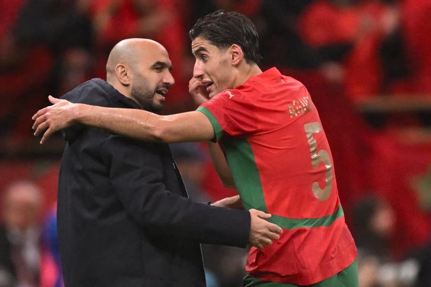 Regragui conversa com Aguerd na estreia de Marrocos na Copa Africana de Nações