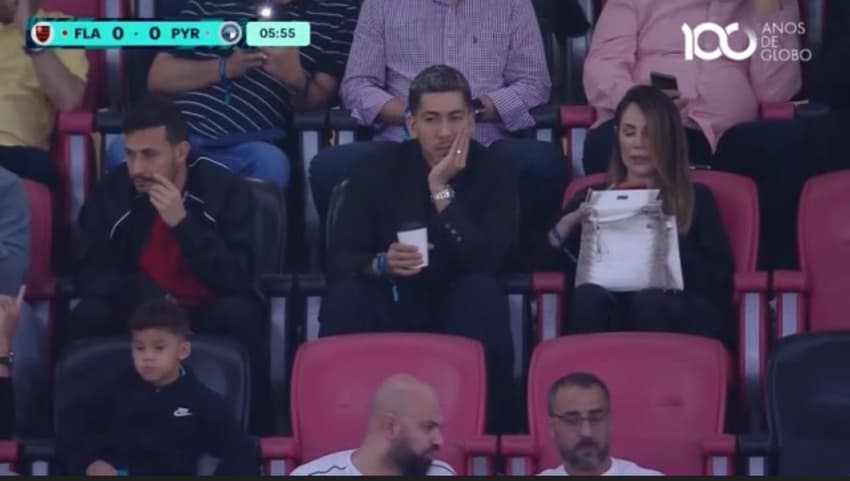 Roberto Firmino assiste Flamengo x Pyramids pelo Intercontinental (Foto: Reprodução/GE TV)