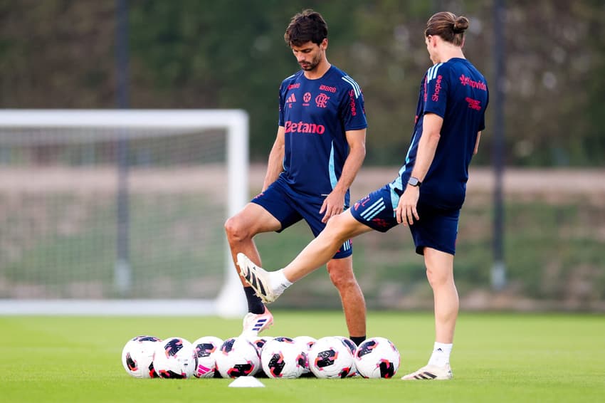Rodrigo Caio e Filipe Luís conversam durante treino do Flamengo no Catar (Foto: Foto: Gilvan de Souza / Flamengo)