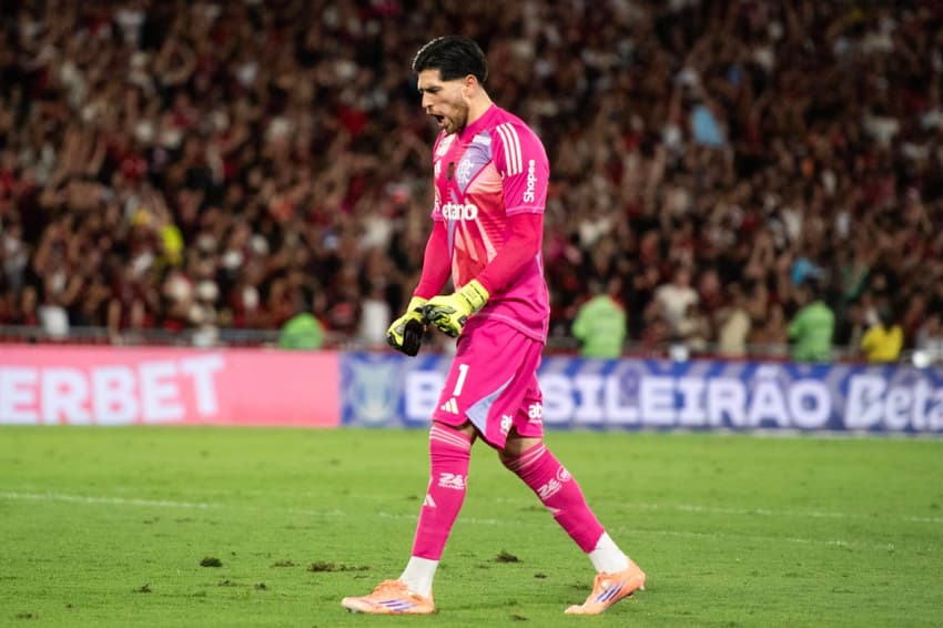 Rossi, goleiro do Flamengo, celebra uma de várias vitórias do clube no Brasileirão (Foto: Delmiro Junior / Photo Premium / Gazeta Press)