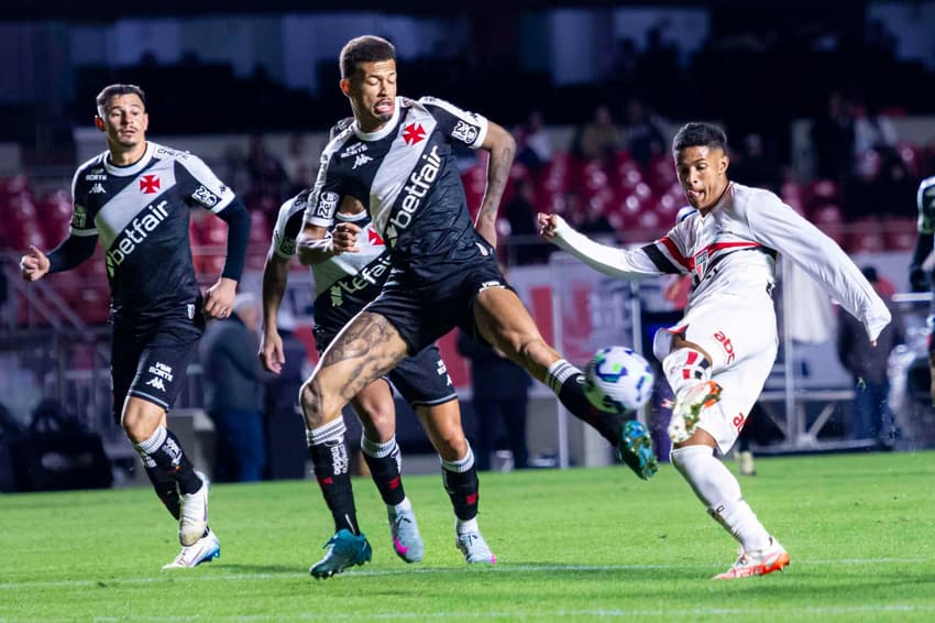 Ryan Francisco pega "na veia" para marcar gol para o São Paulo contra o Vasco (Foto: Jonathan Paixão / Pera Photo Press / Gazeta Press)