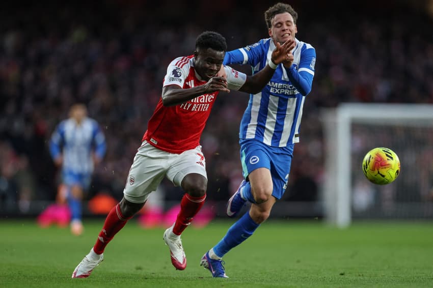 Saka disputa bola com defensor do Brighton na vitória do Arsenal, pela Premeir League