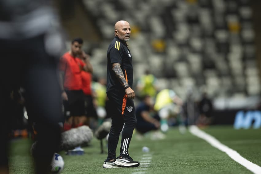 Sampaoli a beira do campo em Atlético x Palmeiras (Foto: Pedro Souza / Atlético)