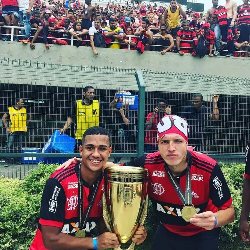 Samuel Lino com a taça da Copinha 2019 (Foto: Divulgação/Flamengo)