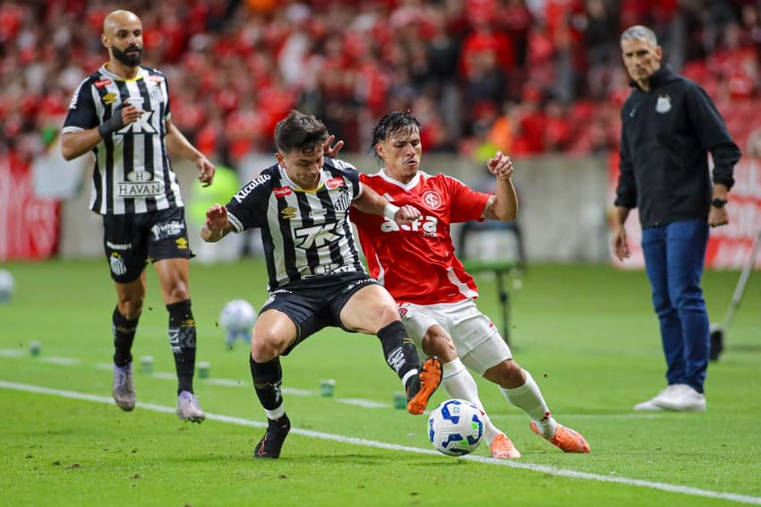 Santos em Internacional em confronto pelo Brasileirão