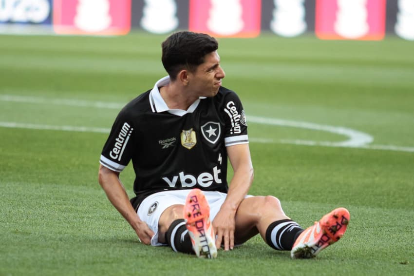 Savarino deita no gramado da Neo Química Arena após sentir dores na coxa (Foto: Peter Leone / O Fotografico / Gazeta Press)