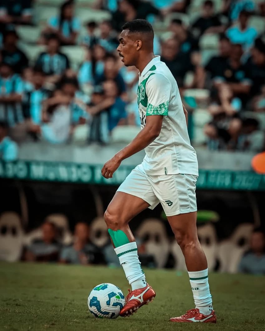 Caíque Gonçalves, novo reforço do Vitória, em ação na partida entre Juventude e Grêmio (Foto: Xandy Rodrigues)