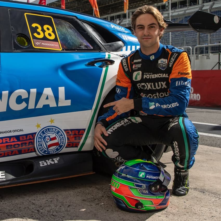 Zezinho Muggiati mostra escudo do Bahia no carro (Foto: divulgação)