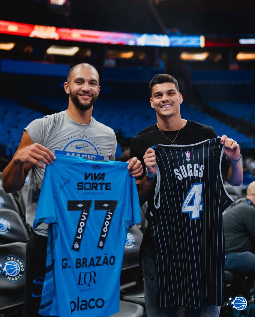 Gabriel Brazão aproveita férias nos Estados Unidos e registra troca de camisas com jogador da NBA. (Foto: Divulgação/ Santos FC)