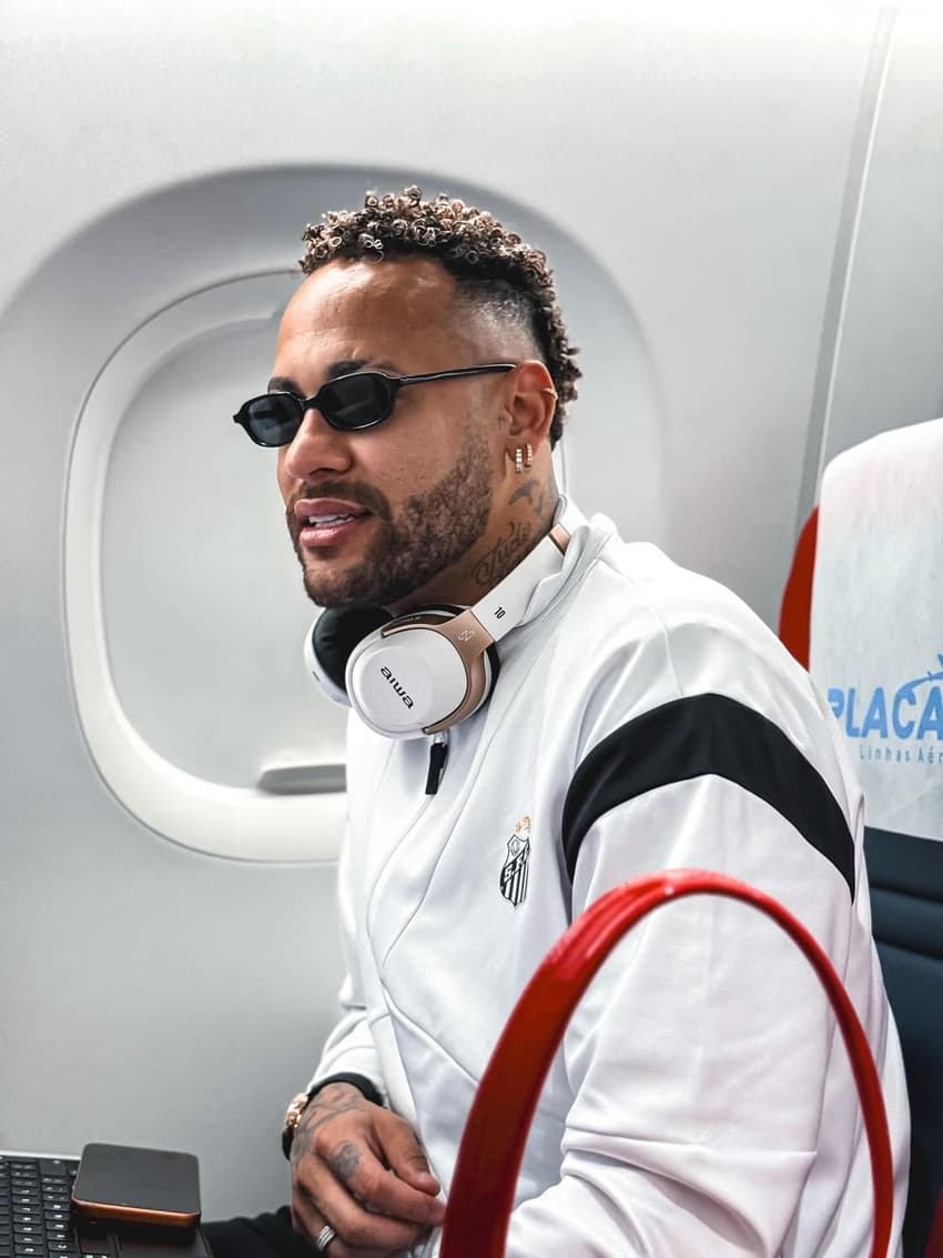 Neymar viaja com a delegação do Santos para Caxias do Sul. (Foto: Divulgação/ Santos FC)