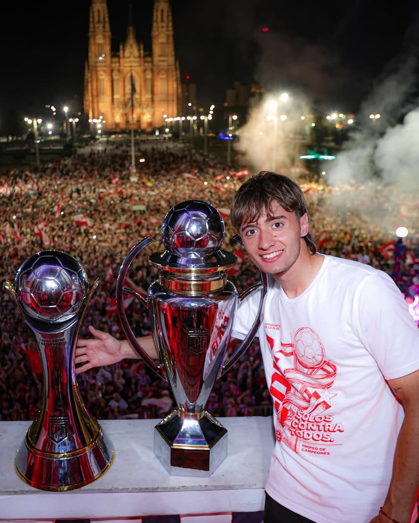 Román Gómez exibe os dois troféus conquistados pelo Estudiantes nesta temporada (Foto: redes sociais)