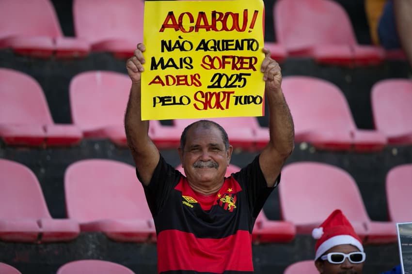 De forma bem-humorada, torcedor do Sport levanta placa "não aguento mais sofrer" durante jogo contra o Grêmio (Foto: Marlon Costa / AGIF / Gazeta Press)