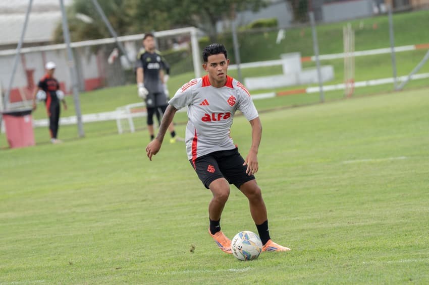 Yago Noal, meia do sub-20 do Internacional
