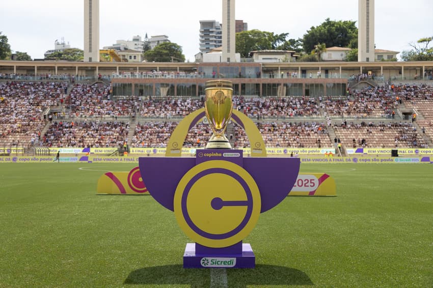 Taça da Copinha exposta antes da final de 2025 (Foto: Recebe Reis/Agência Paulistão)