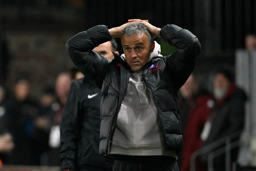 Técnico do PSG, Luis Enrique durante jogo contra o Metz, pela Ligue 1