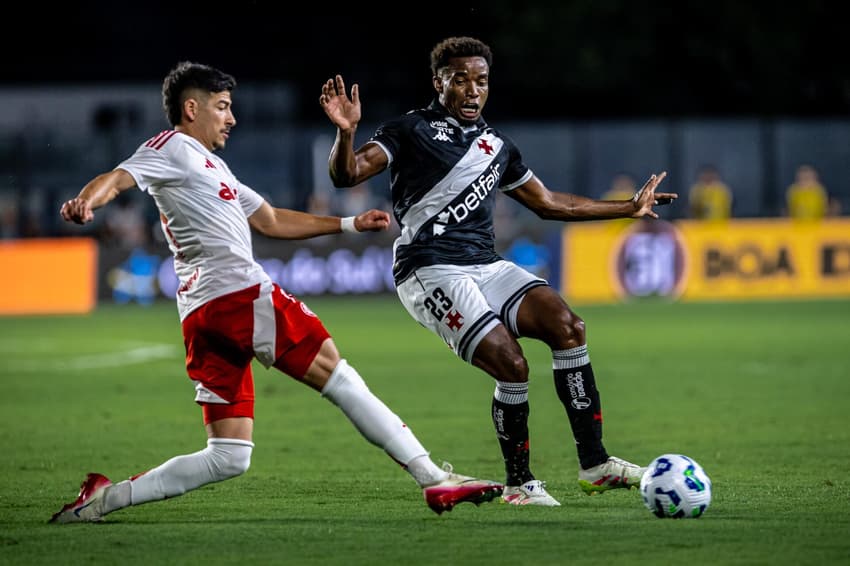 Thiago Mendes disputa bola na partida contra o Internacional, sua primeira como titular depois de algum tempo (Foto: Affonso Andrade / Agência F8 / Gazeta Press)