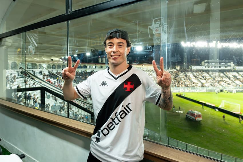 Thiago Villaça Oliveira, gestor de marketing, une o amor pelo Vasco com trabalho voluntário em campo de refugiados no Malawi