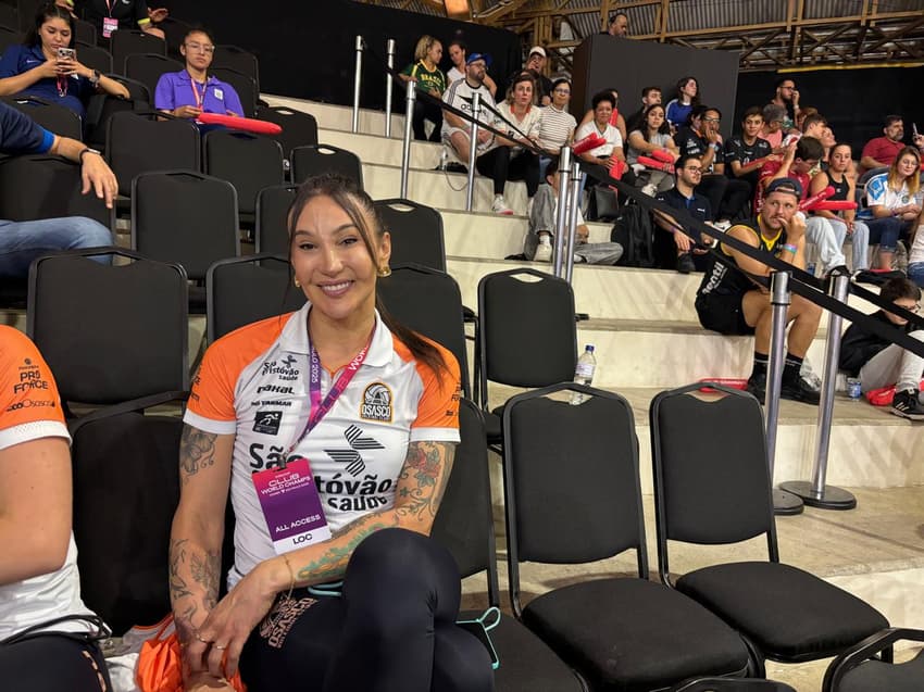 Oposta atendeu os fãs e acompanha estreia do Osasco da arquibancada