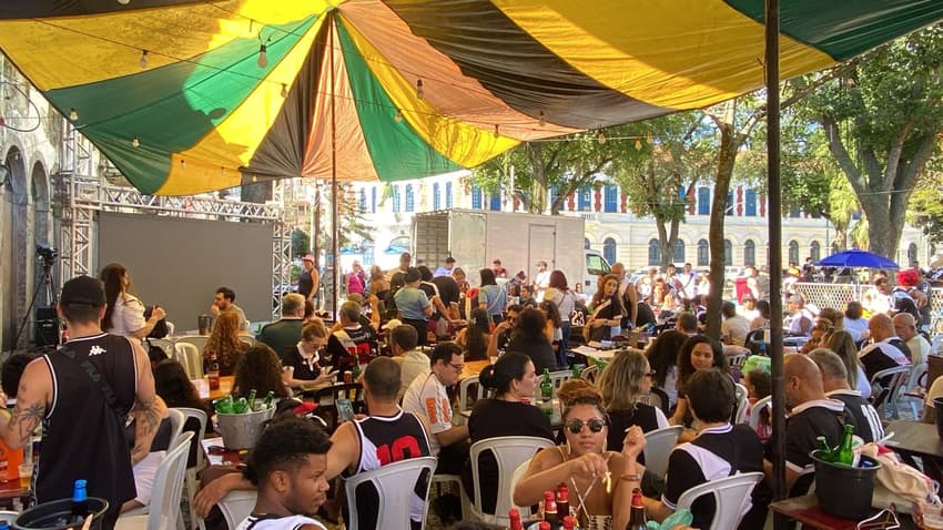 Torcida "VasGamboa" reunida para assistir a final da Copa do Brasil