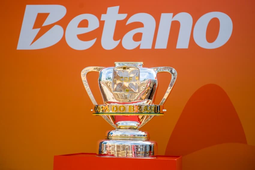 Troféu da Copa do Brasil (Foto: Daniel Ramalho/Betano)