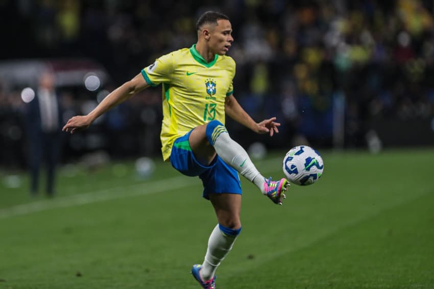 Vanderson em ação pela Seleção Brasileira contra o Paraguai