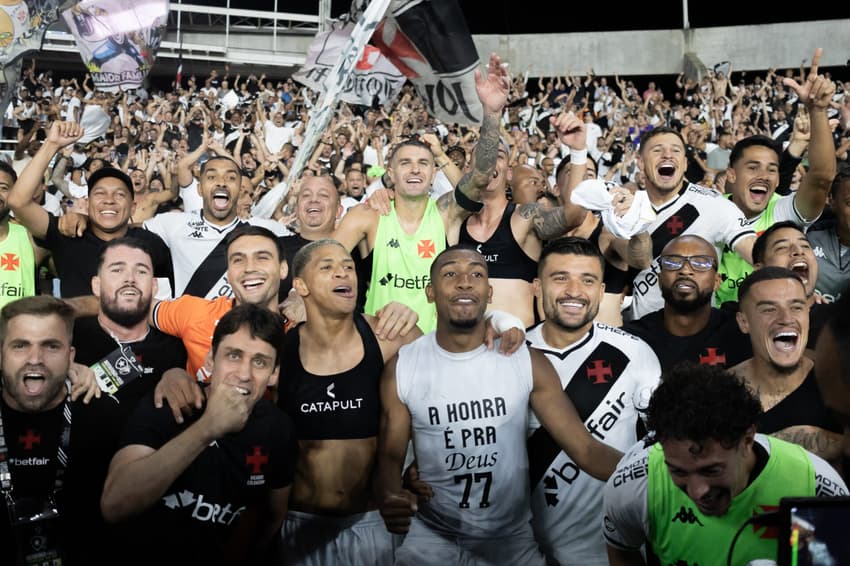 Jogadores do Vasco comemoram classificação contra o Botafogo na Copa do Brasil (Foto: Matheus Lima / Vasco)