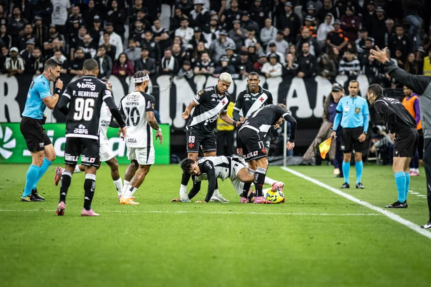 Jogadores de Vasco e Corinthians disputam bola na partida de ida da final da Copa do Brasil (Foto: Marcus Viniccius / MyPhoto Press / Gazeta Press)