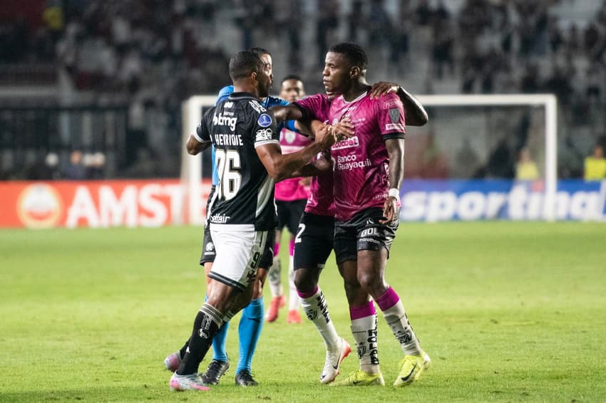 Jogadores de Vasco e Independiente Del Valle se envolvem em confusão; jogo marcou eliminação cruz-maltina na Sula (Foto: Delmiro Junior / Photo Premium / Gazeta Press)