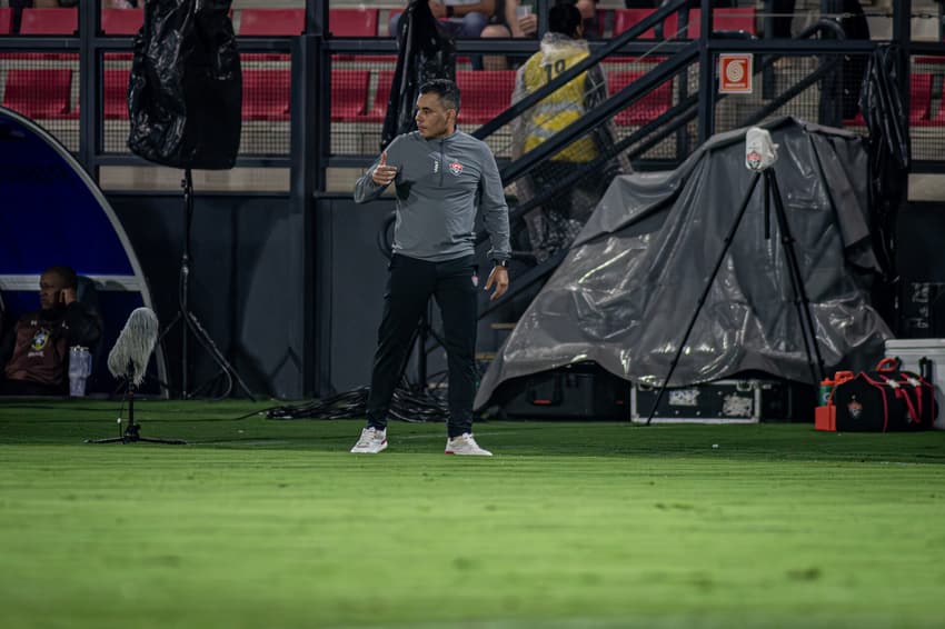 Jair Ventura comanda o Vitória contra o Bragantino (Foto: Victor Ferreira / EC Vitória)