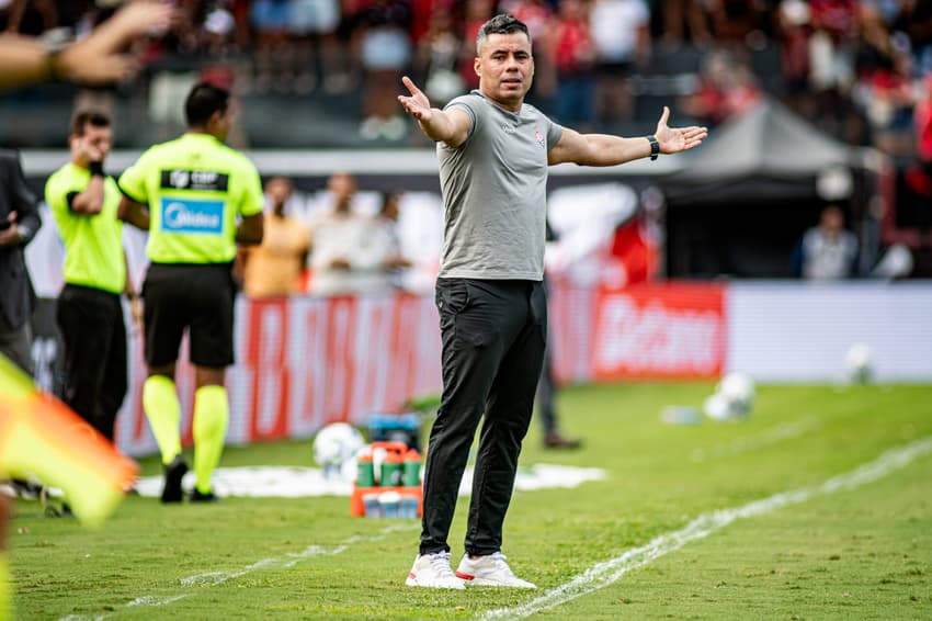 Jair Ventura comanda o Vitória contra o São Paulo (Foto: Victor Ferreira / EC Vitória)