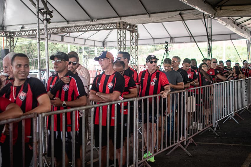 Torcedores do Vitória fazem fila para votar no Barradão (Foto: Victor Ferreira / EC Vitória)