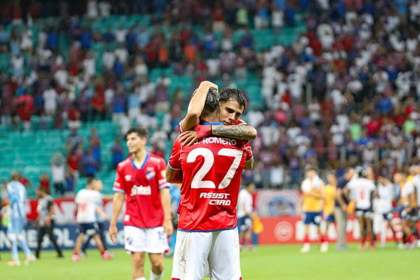 Lucas Villalba é abraçado por Romero em jogo entre Nacional e Bahia na Arena Fonte Nova pela Libertadores (Foto: Marcio Roberto / Aência F8 / Gazeta Press)