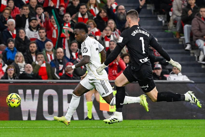 Vini Jr disputando contra o Unai Simón em Real Madrid x Athletic Bilbao (Foto: Ander Gillenea/AFP)