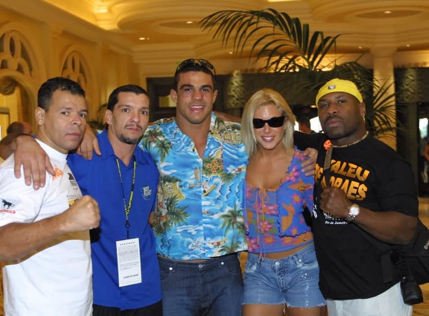 Vitor Belfort é o 3º da esquerda para direita, e Darrel Gholar é o 5º da esquerda para direita (Foto: Reprodução/Instagram/Marcelo Alonso)