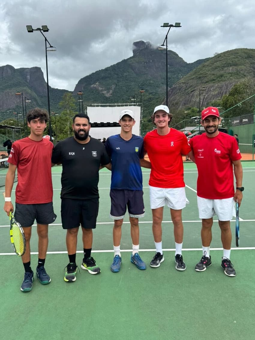 João Fonseca, Daniel Wendel e o técnico Guilherme Teixeira em treino na Yes Tennis (Divulgação)